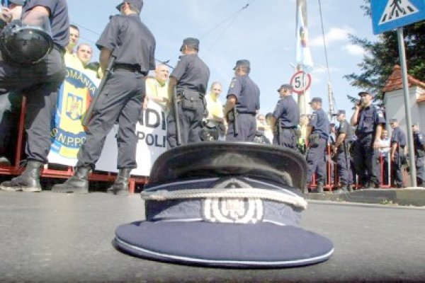 Avertizare periculoasă a sindicaliştilor: Poliţiştii se pregătesc să li se alăture protestatarilor!